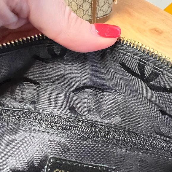 Chanel black leather bag with stitching - Picture 9 of 13